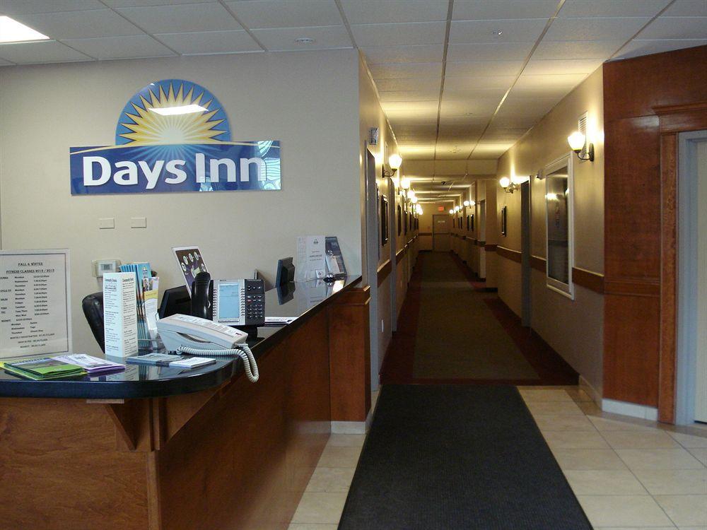デイズ イン バイ ウィンダム チェットウィンド Chetwynd エクステリア 写真